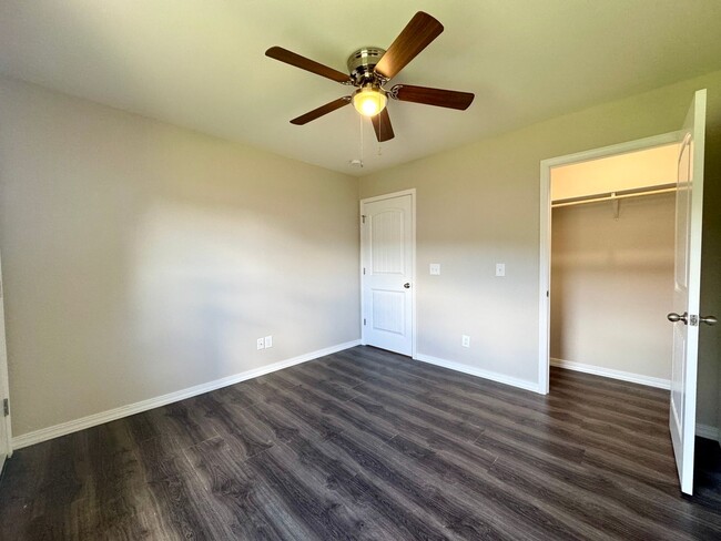Building Photo - 2 Bedroom/2 Bathroom Triplex Unit in South...