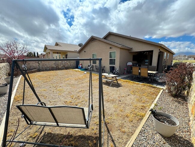 Building Photo - Northeast El Paso 3Bed/2 Bath Refrig A/C Across From Park!