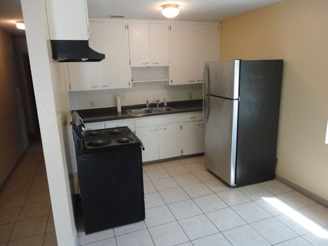 Building Photo - Nice 4 bedroom/2 Bathroom home