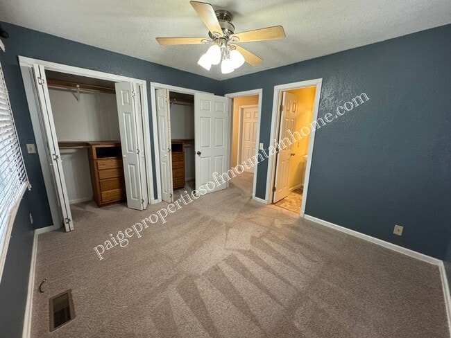 Building Photo - Village Green Home