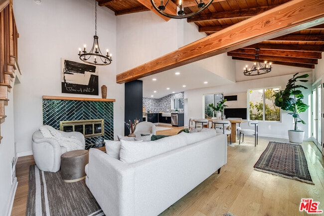 Building Photo - 3323 N Knoll Dr