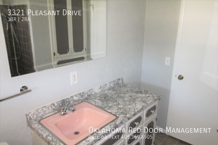 Building Photo - 3321 Pleasant Dr