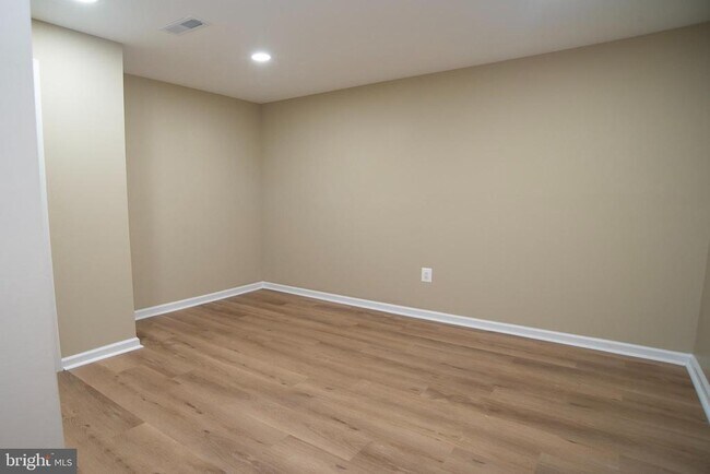 Building Photo - 20 Aster Ln