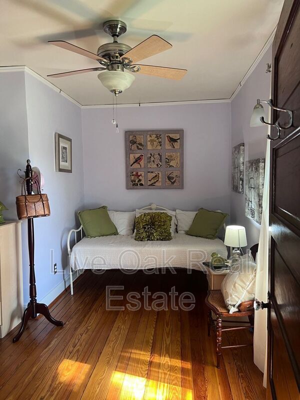 Building Photo - 774 W 51st St