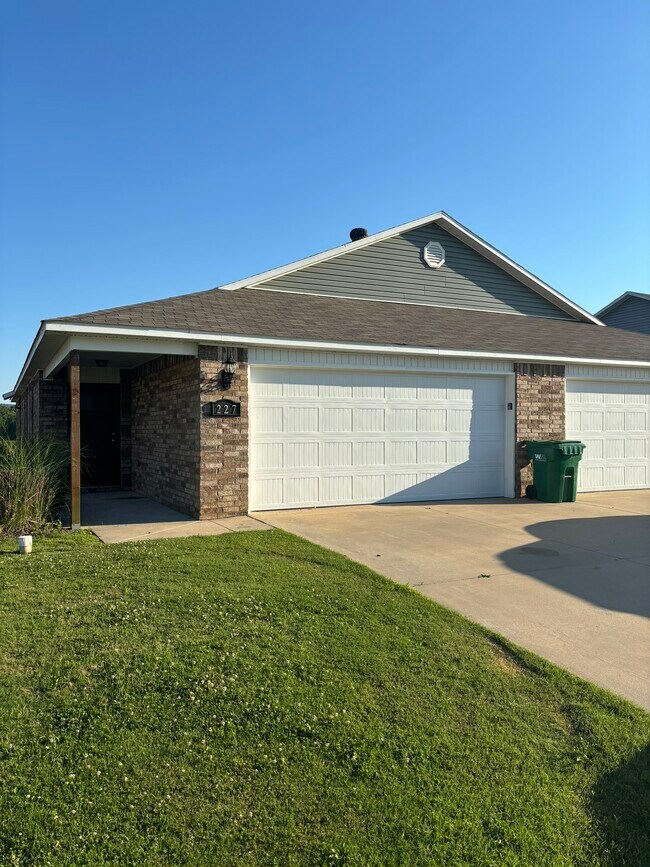 Primary Photo - 227 E Anabranch Ct