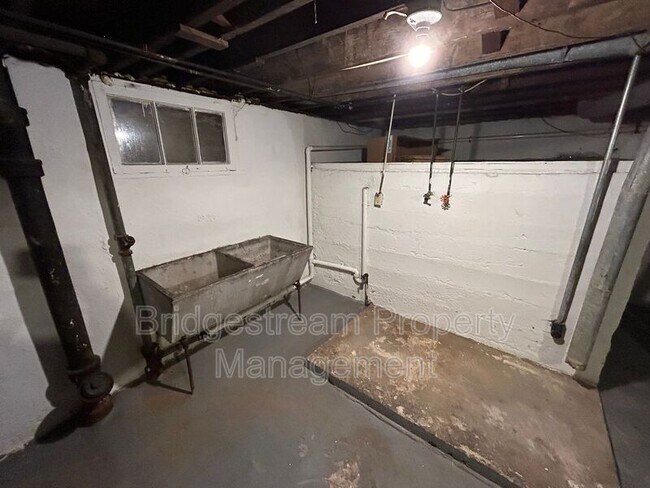 Building Photo - 51 S Sperling Ave