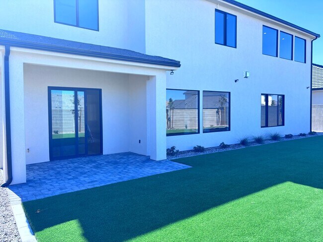 Building Photo - Brand New 6 Bed 4 bath home with built in ...