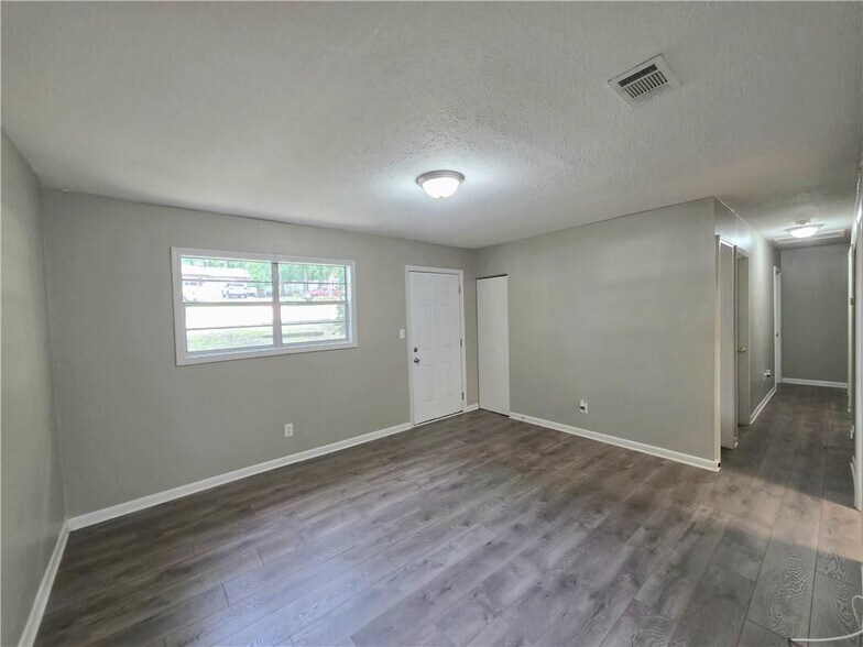 Building Photo - 3460 Meadowview Dr