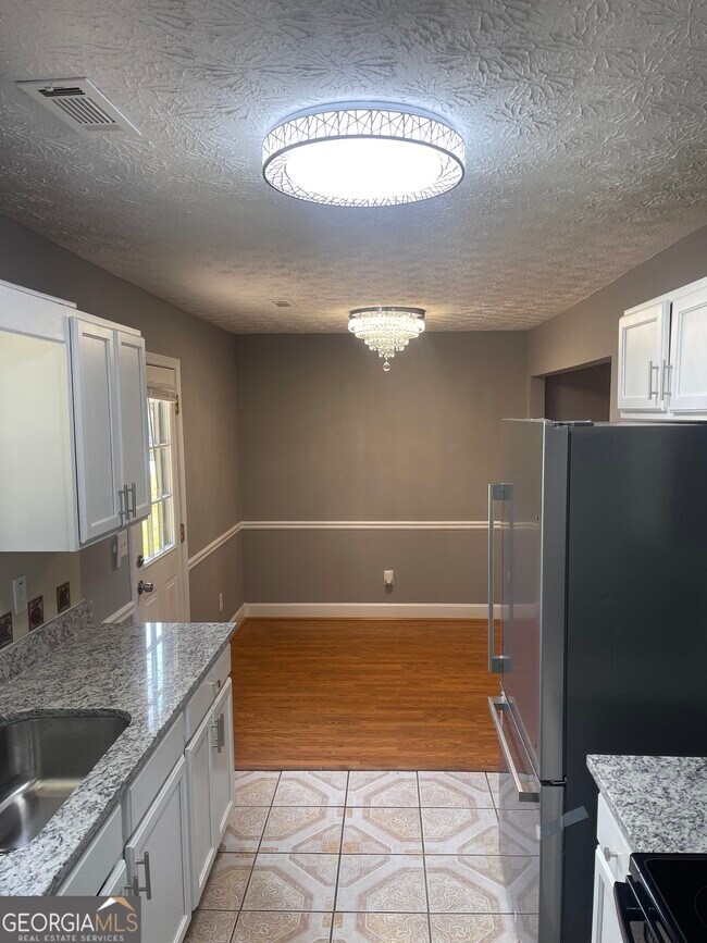 Building Photo - 320 Willow Springs Dr