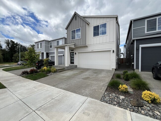 Building Photo - Stunning 2024 Built 5BR Home with Main-Level Suite, EV Charger & Covered Patio Near River Terrace