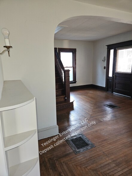 Building Photo - 408 W Maple Ave