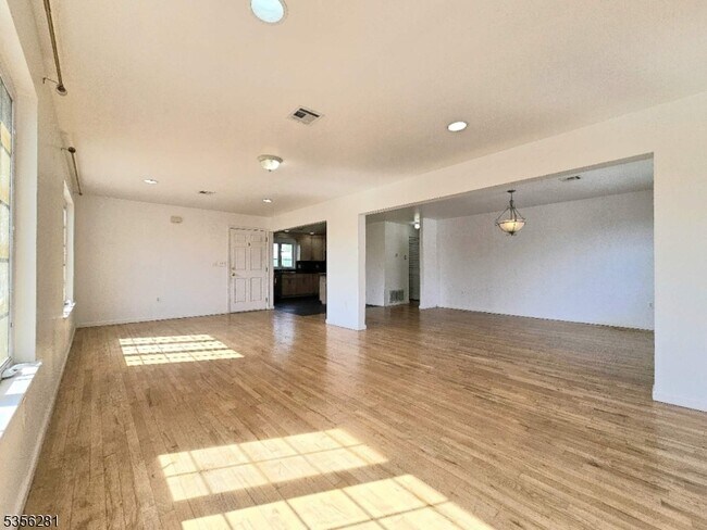Building Photo - 1405 Mopsick Ave