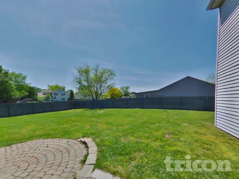 Building Photo - 8599 Captain Dr