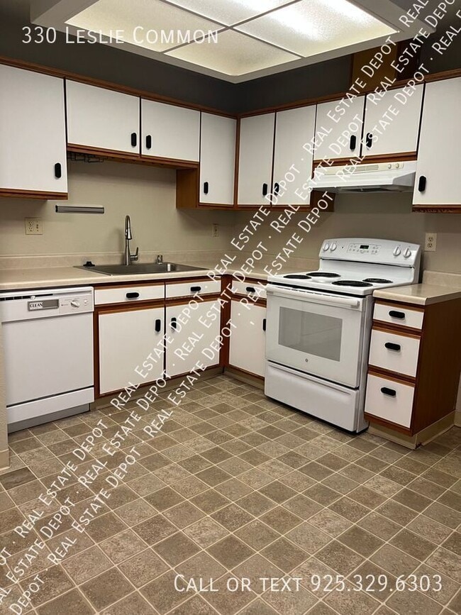 Building Photo - 330 Leslie Common