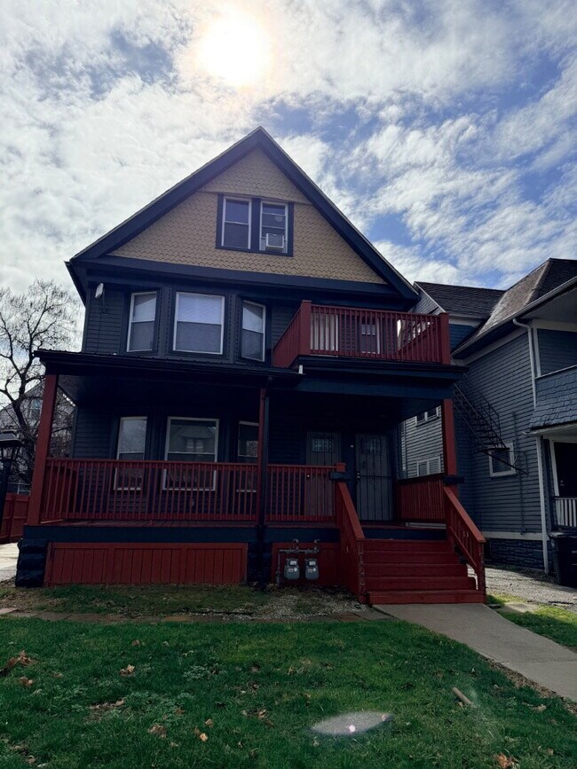 Building Photo - Fully Renovated 2-Bed Duplex | Modern Finishes