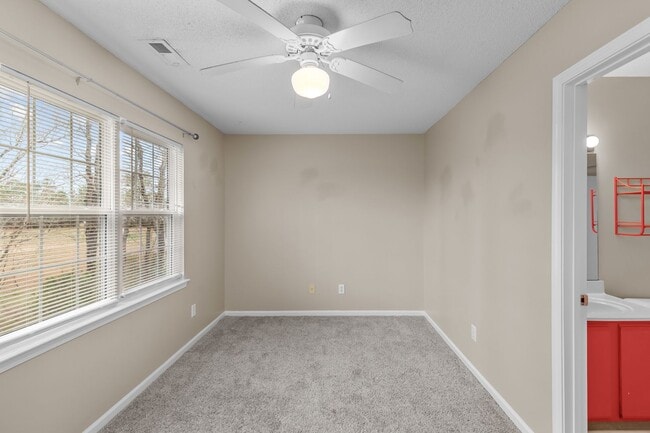 Building Photo - 2 Bed 2.5 Bath Townhome