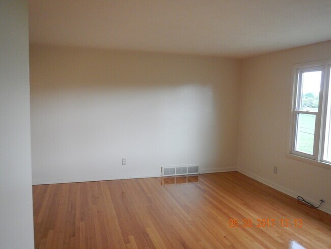 Building Photo - Newly Renovated Spacious Flat With Hardwoo...