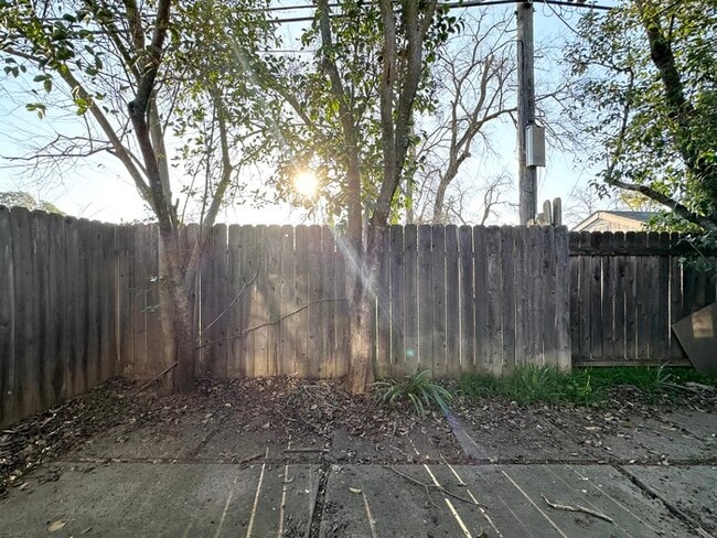 Building Photo - Charming cottage style unit located in Sacramento!