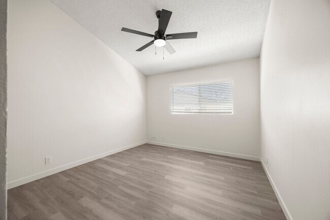 Building Photo - Spacious 2 Bedroom 2 Bathroom 3 Story Cond...