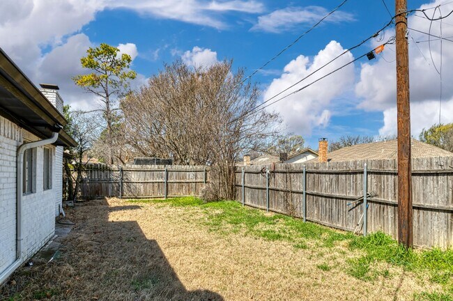 Building Photo - AVAILABLE NOW! BEAUTIFUL 3 BEDROOM HOME LO...