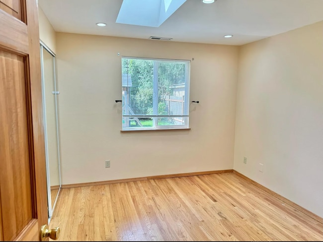 Building Photo - Charming 3 Bed/2 Bath Single Family Home i...