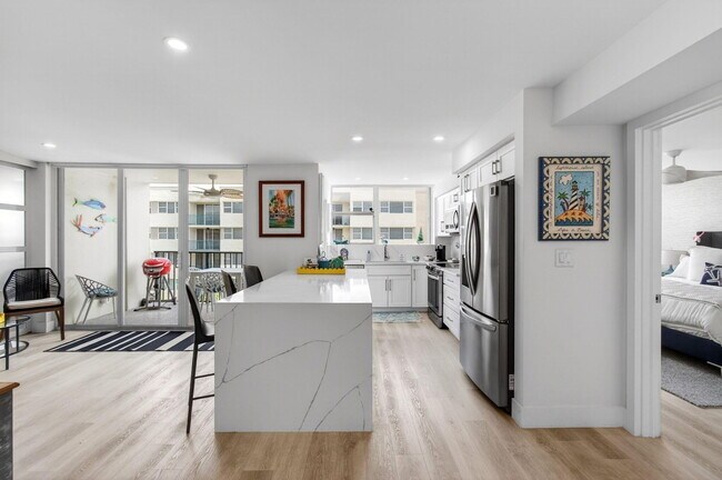 Building Photo - 1236 Hillsboro Mile