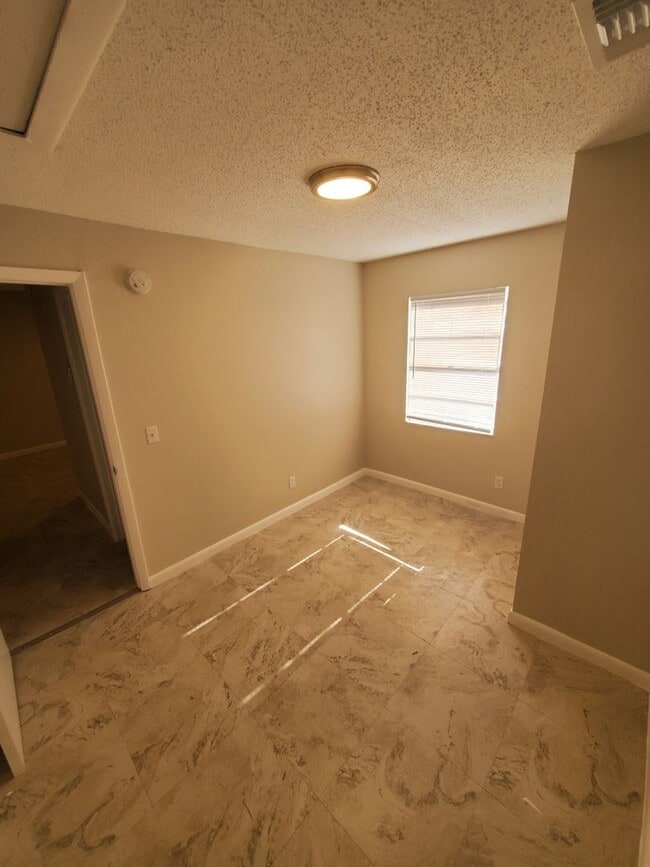 Building Photo - Cute & Cozy 2 Bedroom Cottage in Tampa $1550 Move in July 1 2026