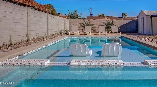 Building Photo - 7034 E Wilshire Dr