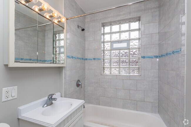 1BR, 1BA - 645SF - 734-44 W. Aldine