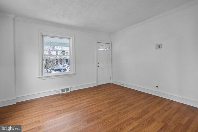 Building Photo - 34 E Hendrickson Ave