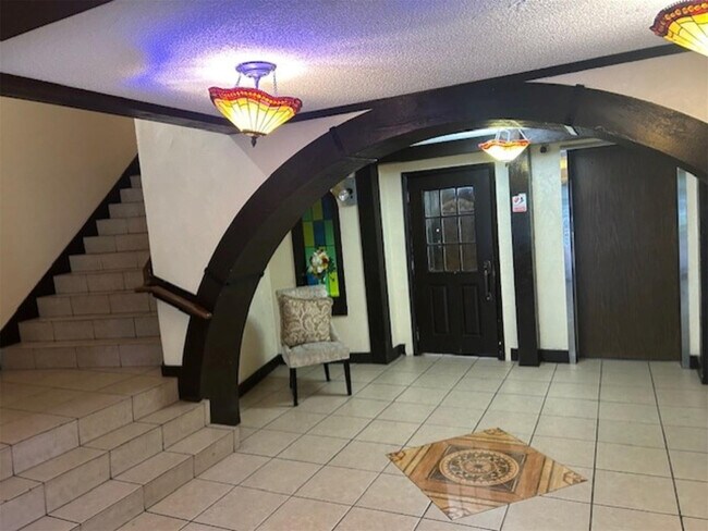 Building Photo - 3720 Inverrary Dr