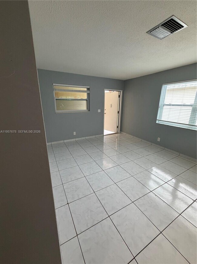 Building Photo - 1301 N 12th Ct