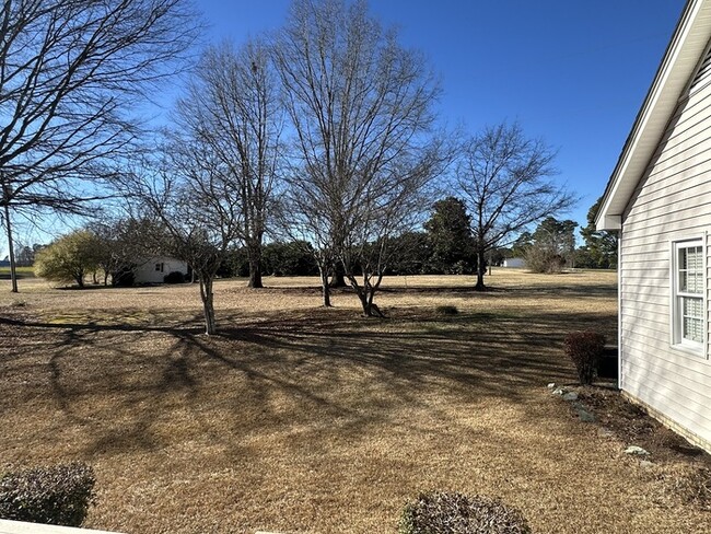 Building Photo - 3Bed 2Bath Ranch on 2.5 Acres and Oversize...