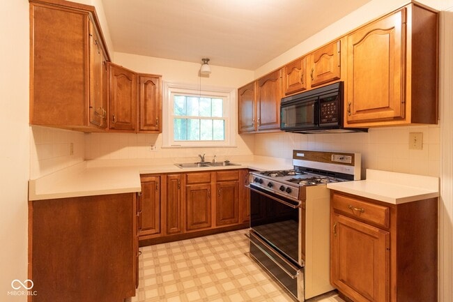 Building Photo - 6353 Riverview Dr