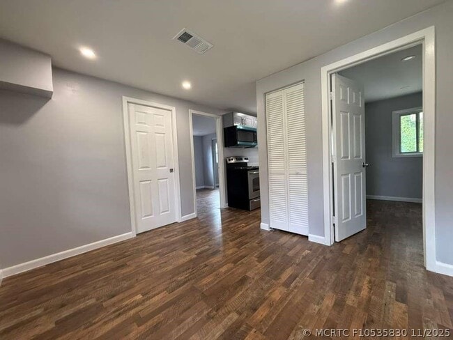 Building Photo - 4265 SW 62nd Ave