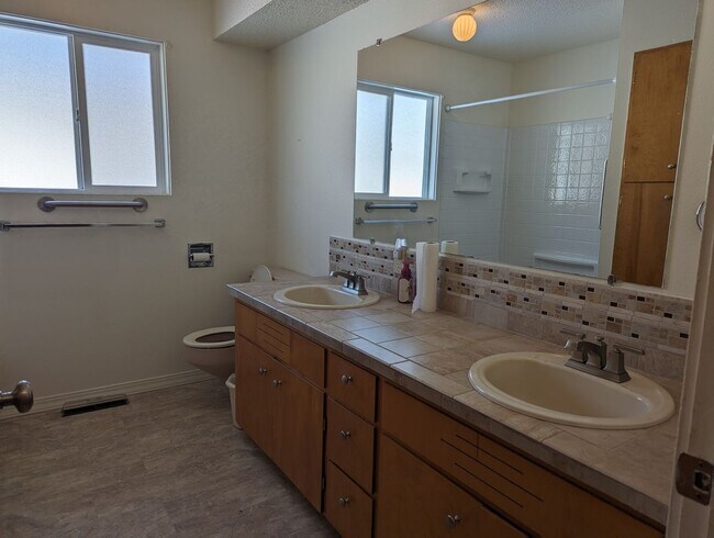 Building Photo - Beautiful 3 bedroom Orofino House