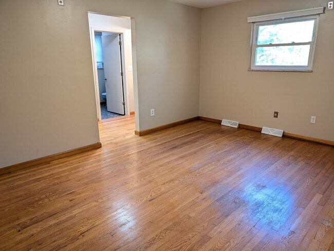 Building Photo - AVAILABLE NOW! Spacious 3 Bed / 2.5 Bath Home in Washington Twp with Basement!