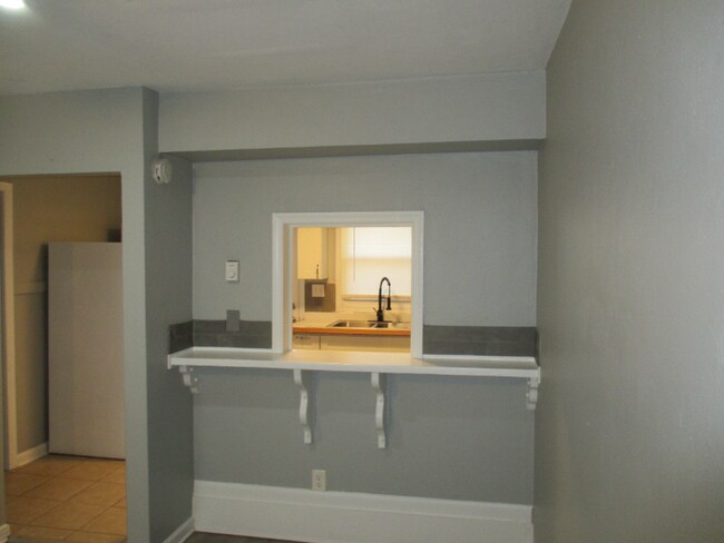 Building Photo - 216 Dulwich Crescent