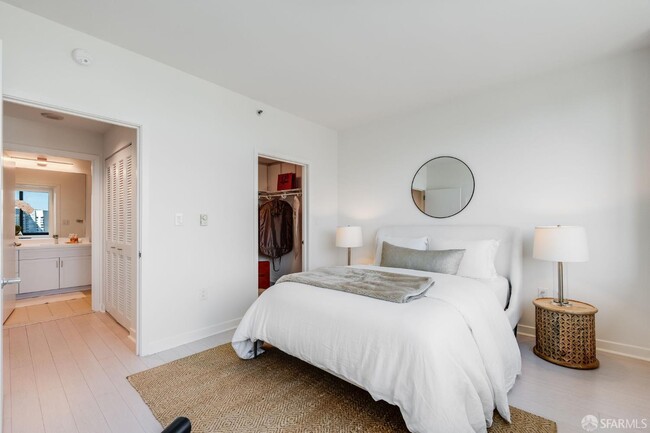 Building Photo - 260 King St