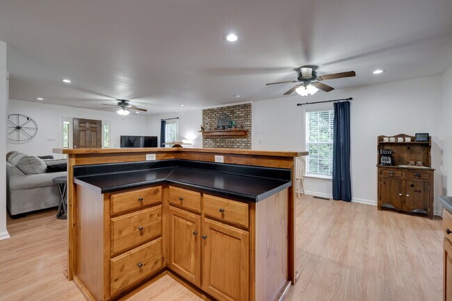 Building Photo - "Charming 2-Bedroom Furnished Retreat with Spacious Layout and 2.5 Baths in York, SC!"
