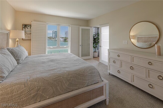 Building Photo - 250 Park Shore Dr