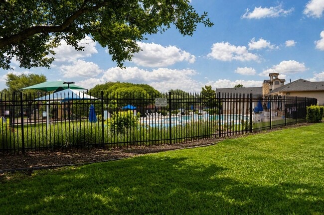 Building Photo - 6451 Applewood Forest Dr