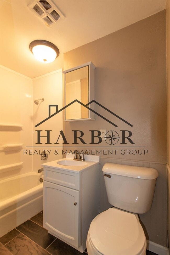 Building Photo - Spacious 2-Bedroom Living in the Heart of Rochester