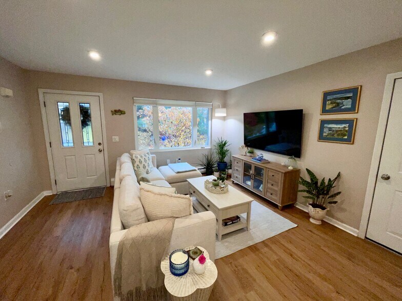 Building Photo - 118 Oslo St