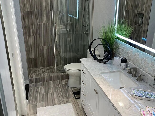Building Photo - Available August 1st! Beautifully Remodele...