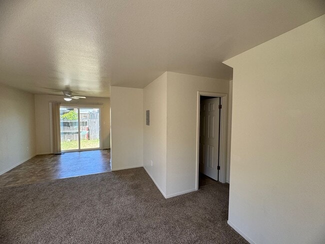 Building Photo - Charming 3 bedroom 1.5 bathroom Two story Town House with an attached garage.