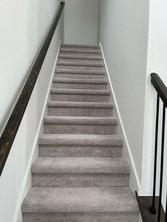 Building Photo - Spacious 4 Bed Townhome with 2-Car Garage in Erie-Available June 1!