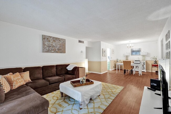 Building Photo - 9840 Pineapple Tree Dr