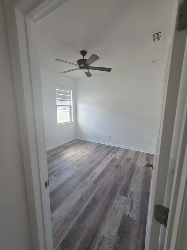 Building Photo - Beautiful house!  4/2 SINGLE FAMILY HOME