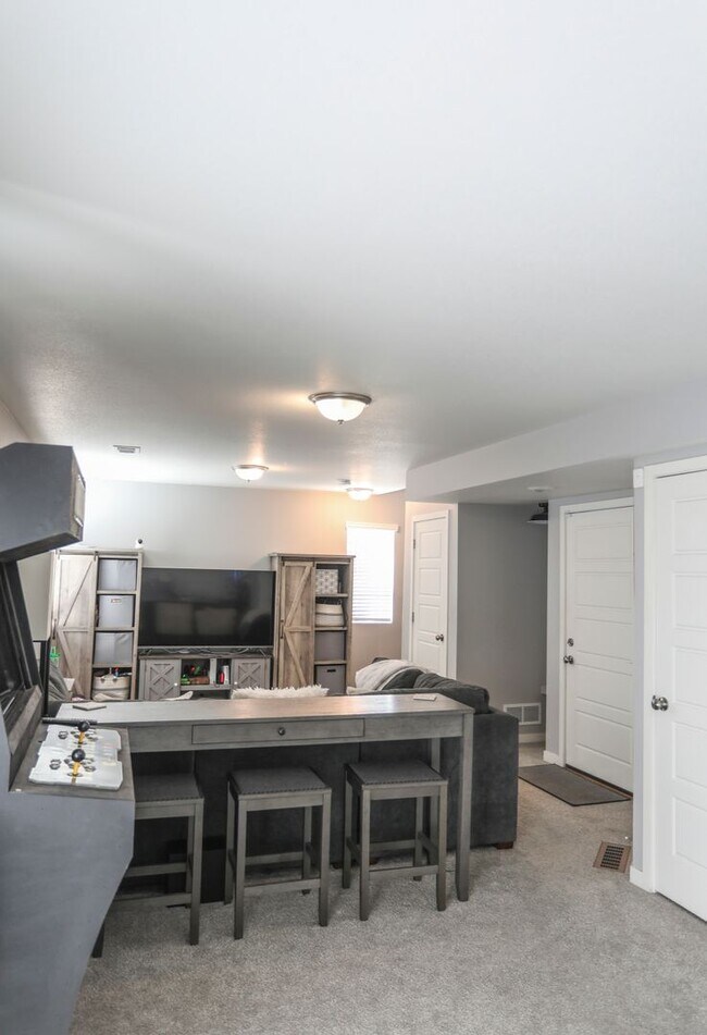 Building Photo - 3 Bedroom Newer Construction Home in Banni...